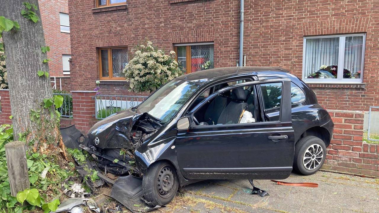 Das Unfallauto eingeklemmt zwischen Baum und Mauer.