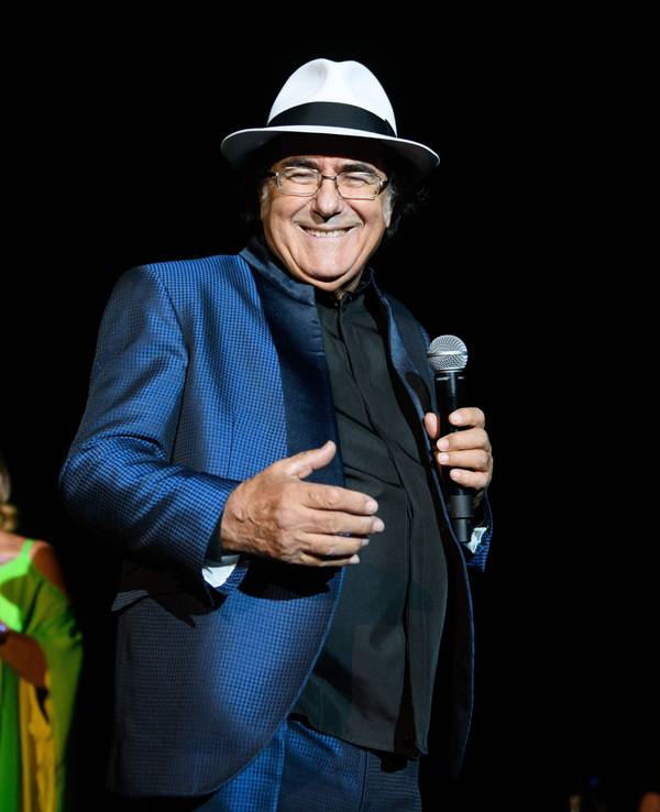 Das italienische Pop-Duo Al Bano (bürgerlich Albano Carrisi) und Romina Power tritt zum Start ihrer Abschiedstournee in der Sporthalle Hamburg auf.