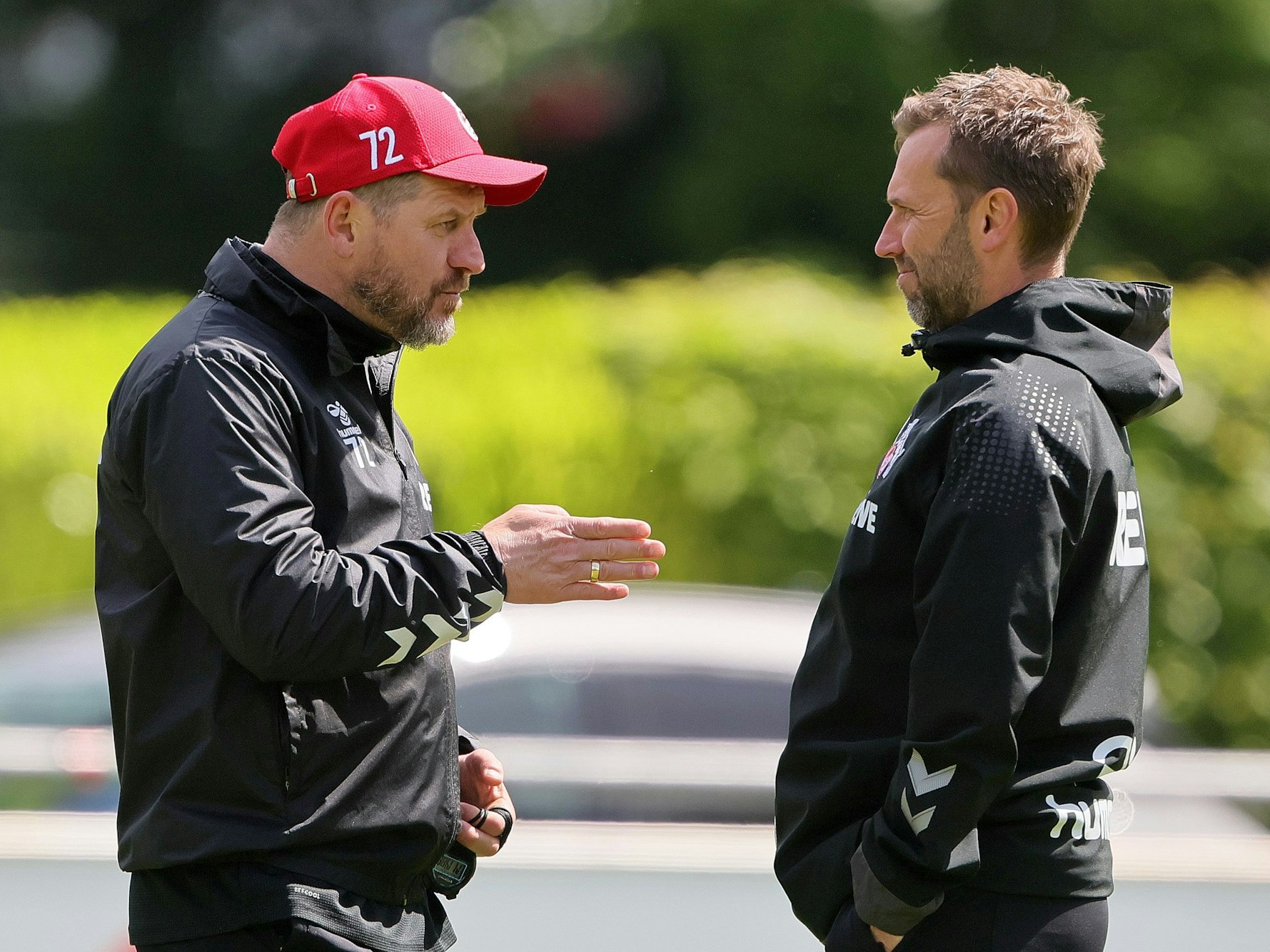 1. FC Köln, Training, von links: Steffen Baumgart, Andre Pawlak (1. FC Köln). 16.05.2023, Bild: Herbert Bucco