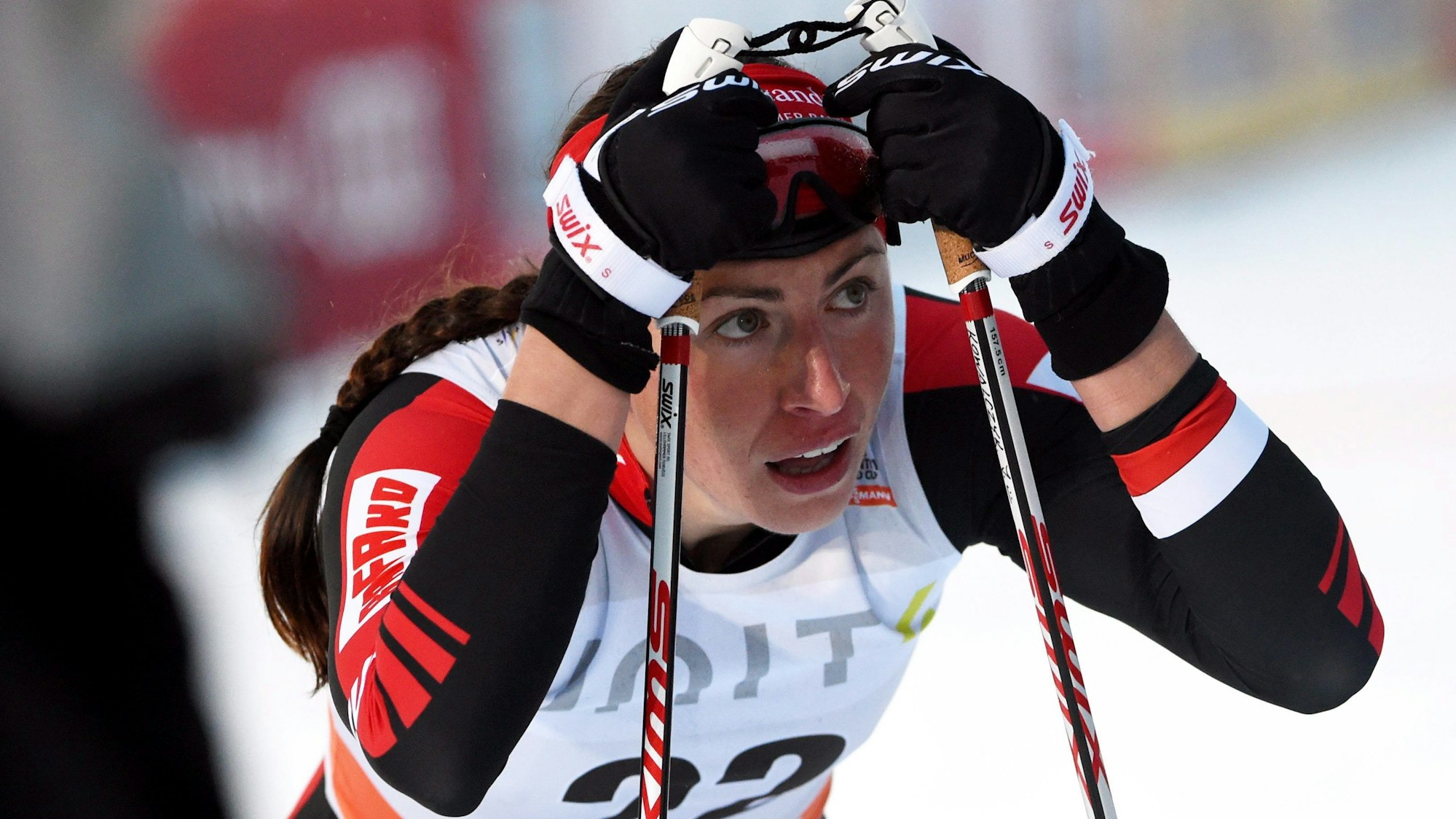 Justyna Kowalczyk ist nach einem WM-Rennen im Ziel erschöpft.