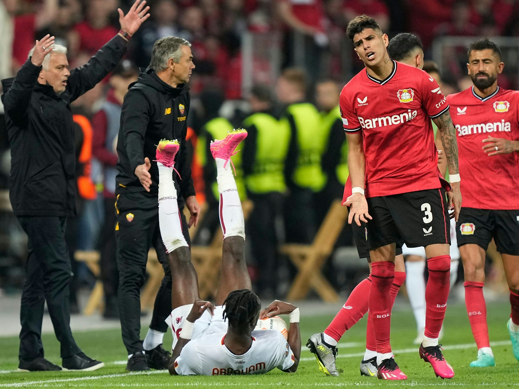 Rom-Trainer Jose Mourinho (l.) beschwert sich an der Seitenlinie über ein Foul an seinem Spieler Tammy Abraham (M.).