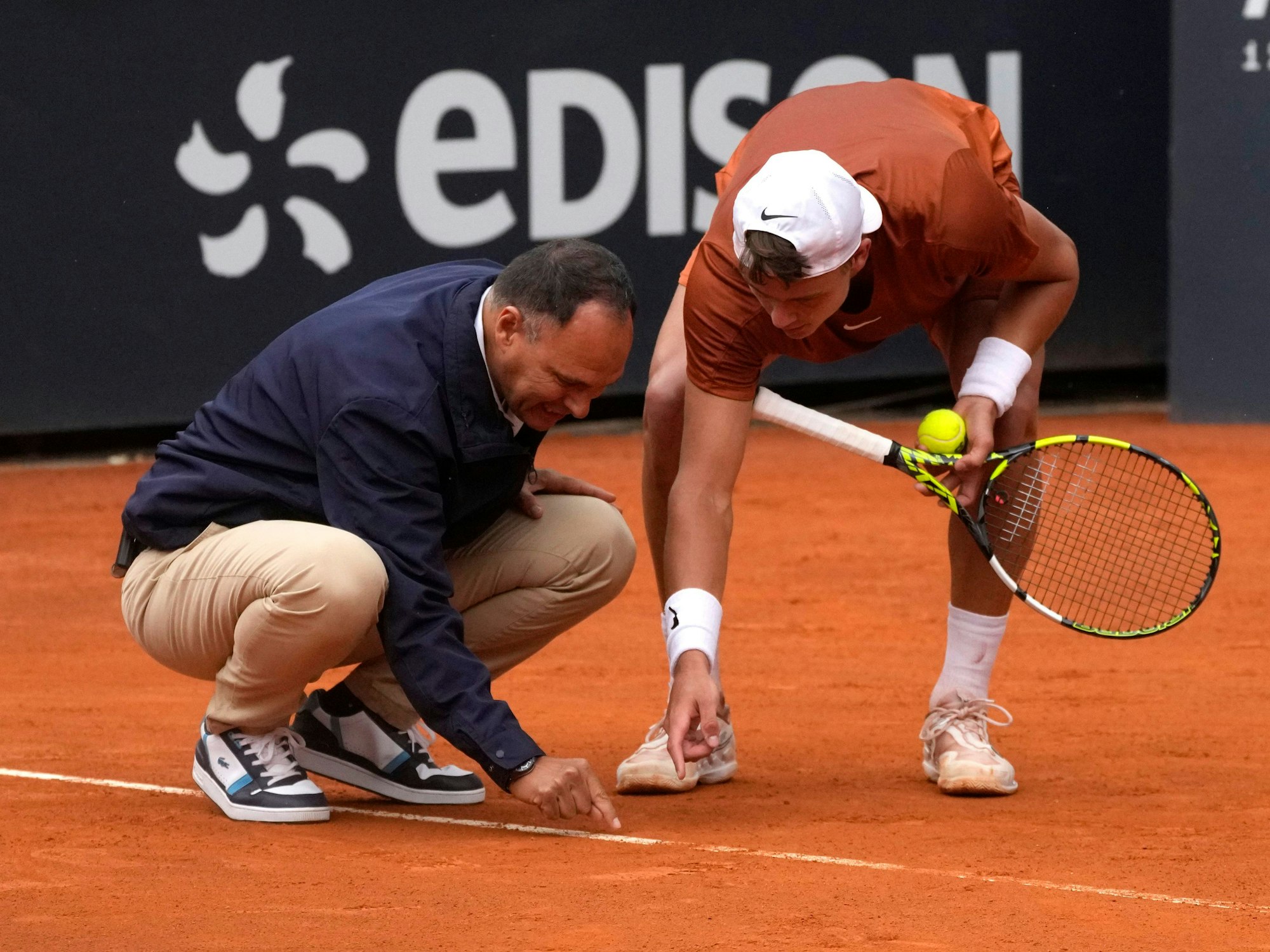 Holger Rune diskutiert mit Schiedsrichter Mohamed Lahyani über einen Abdruck.