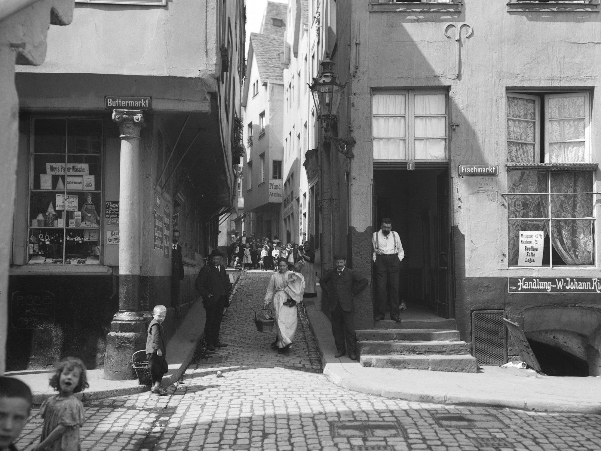 Straßenbild mit Blick in die Lintgasse im Jahr 1930.