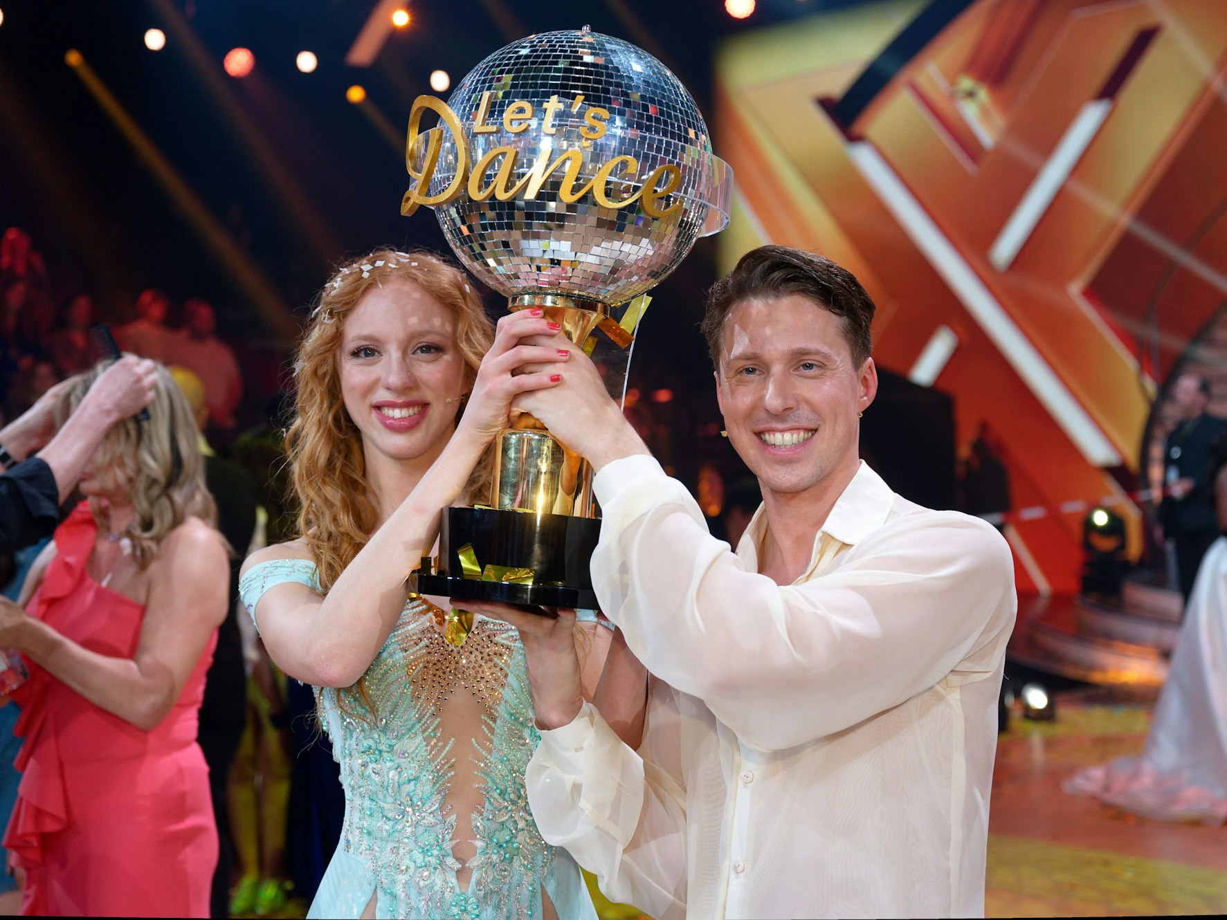 Anna Ermakova (l) und ihr Profi-Tanzpartner Valentin Lusin jubeln über ihren Sieg bei „Let’s Dance“