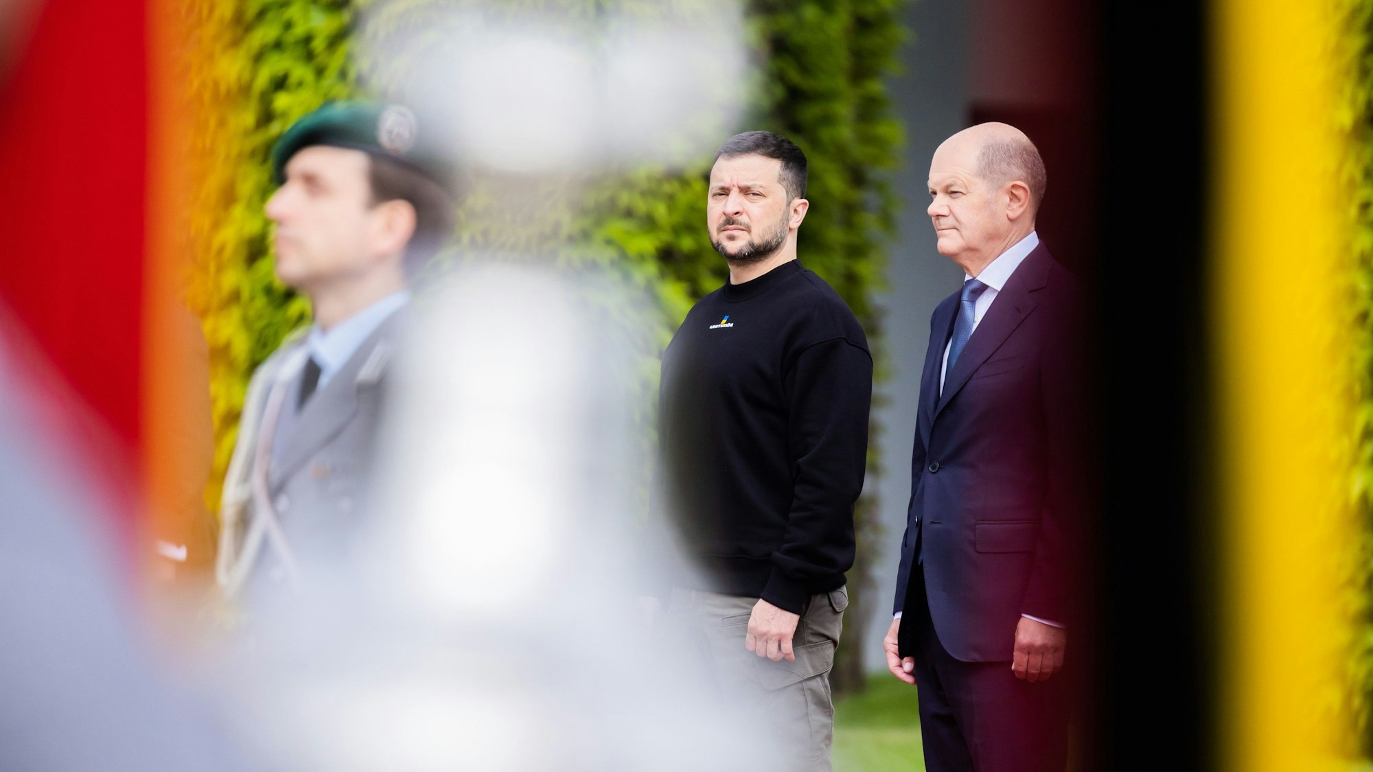 Berlin: Wolodymyr Selenskyj (l.), Präsident der Ukraine, wurde am 14. Mai von Bundeskanzler Olaf Scholz (SPD) vor dem Bundeskanzleramt mit militärischen Ehren begrüßt.