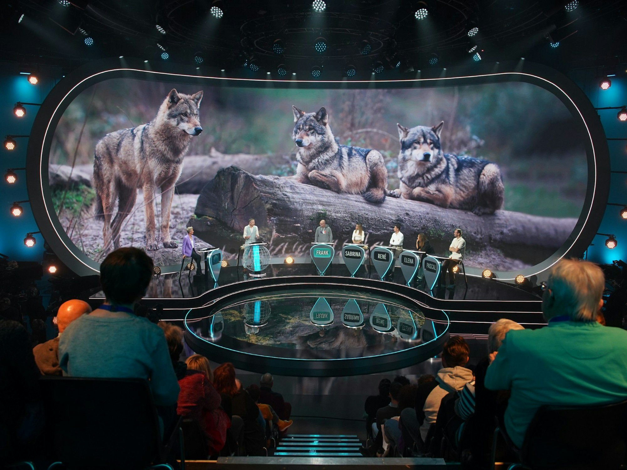 V.l.: Moderatorin Sonja Zietlow, Experte Dirk Steffens, Frank Buschmann, Sabrina Setlur, René Casselly, Elena Carrière und Pascal Hens.