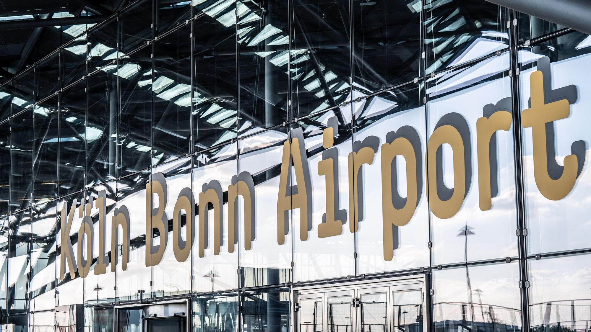 Der Schriftzug Köln Bonn Airport ist auf der Flughafen-Fassade zu sehen.