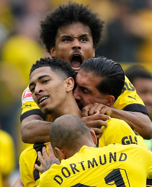 Karim Adeyemi, Emre Can und Donyell Malen herzen Jude Bellingham.