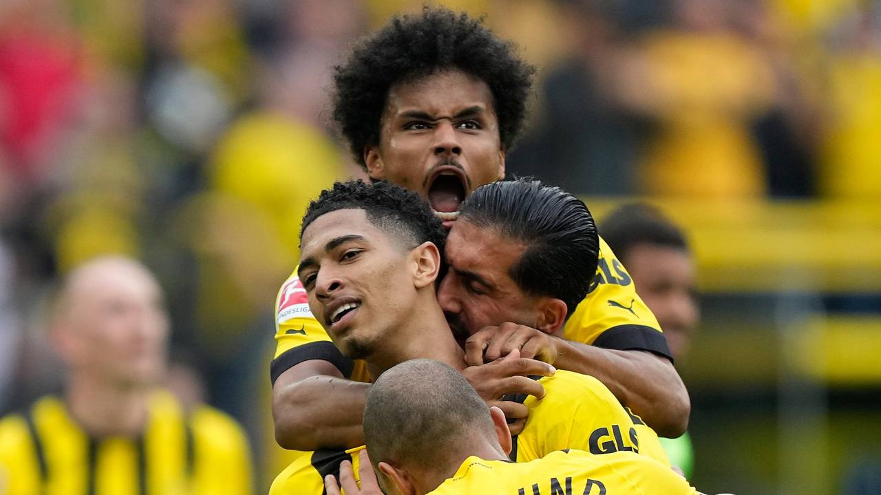 Karim Adeyemi, Emre Can und Donyell Malen herzen Jude Bellingham.