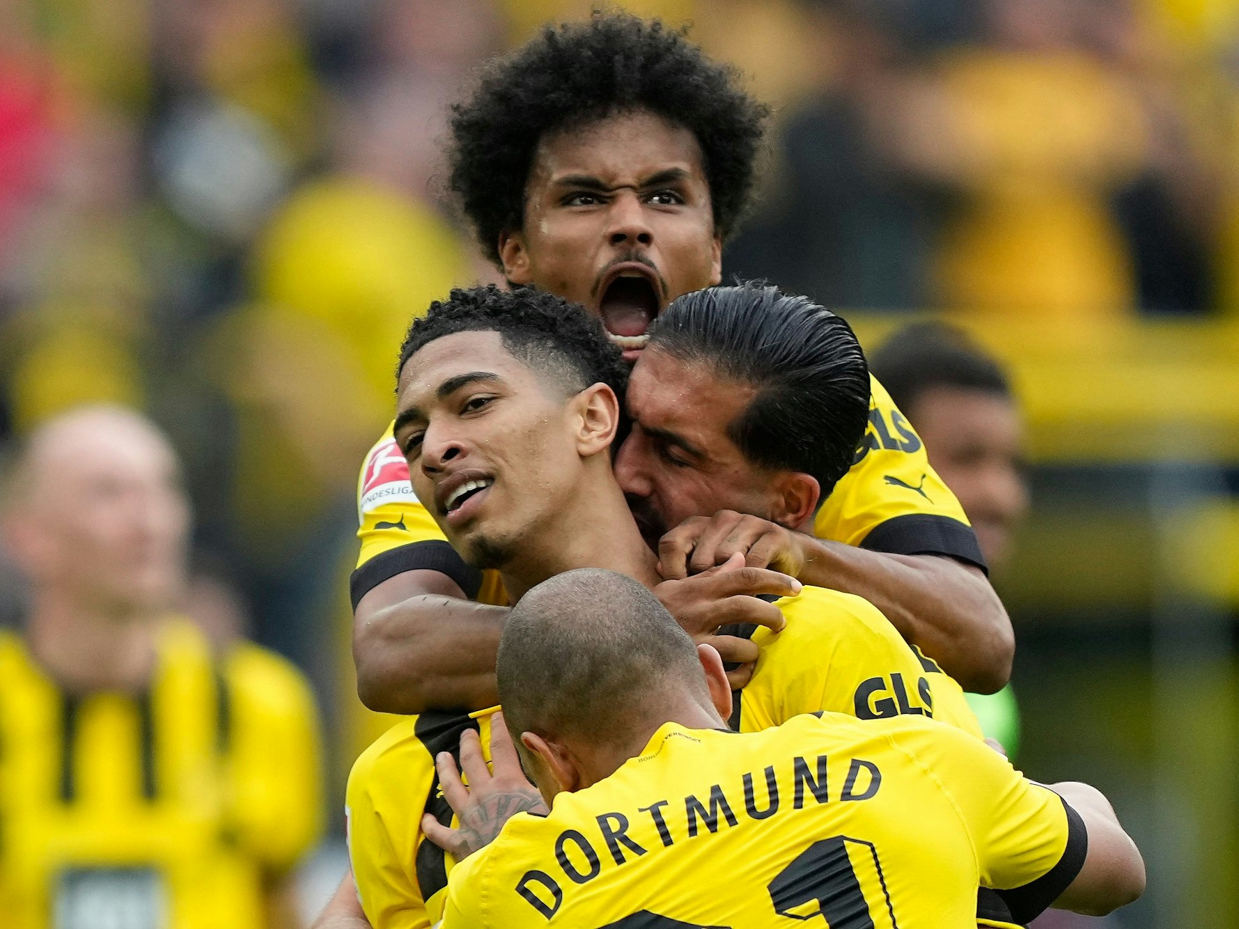 Karim Adeyemi, Emre Can und Donyell Malen herzen Jude Bellingham.