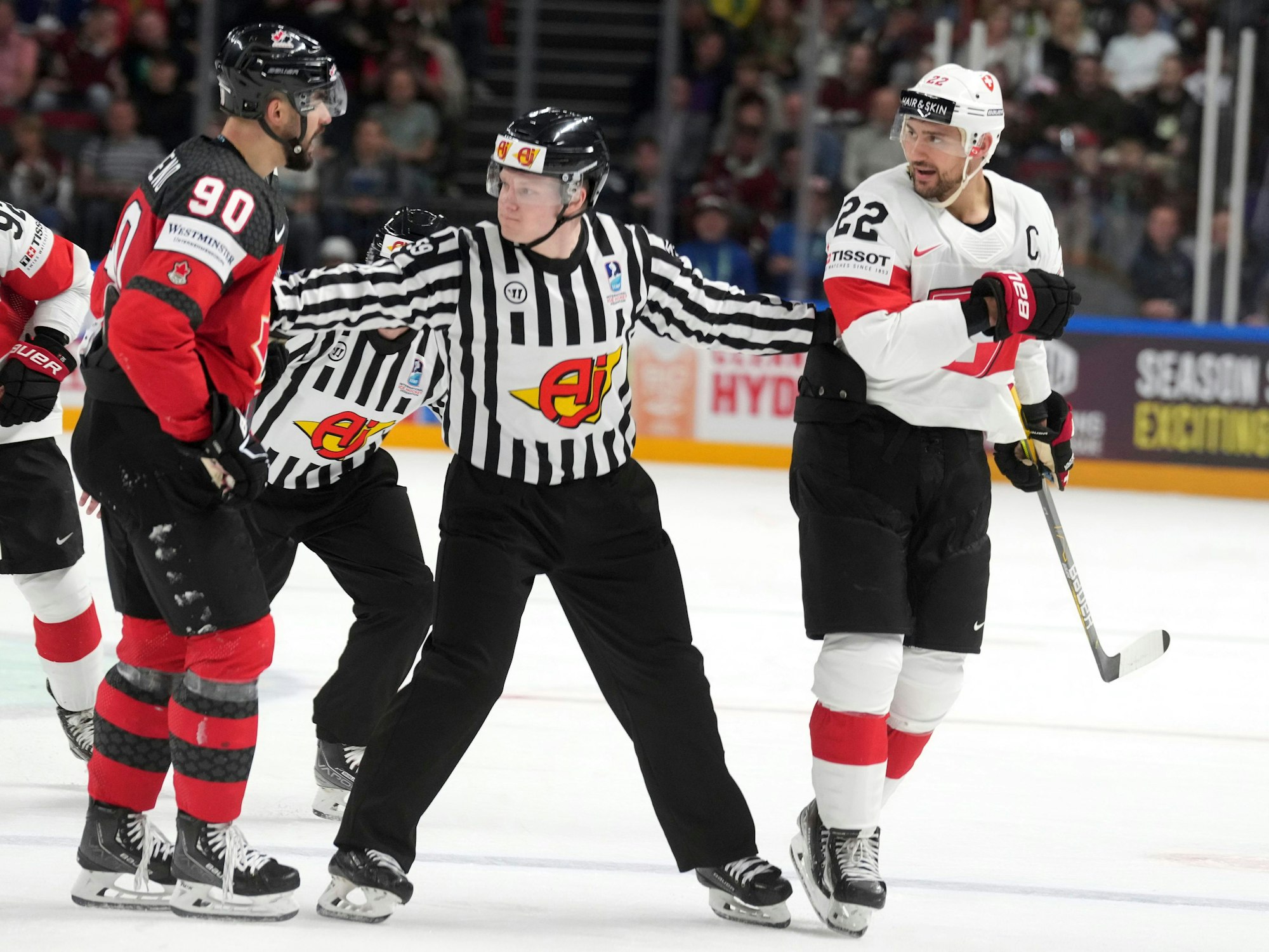 Nino Niederreiter und Joseph Veleno liefern sich ein Wortgefecht.