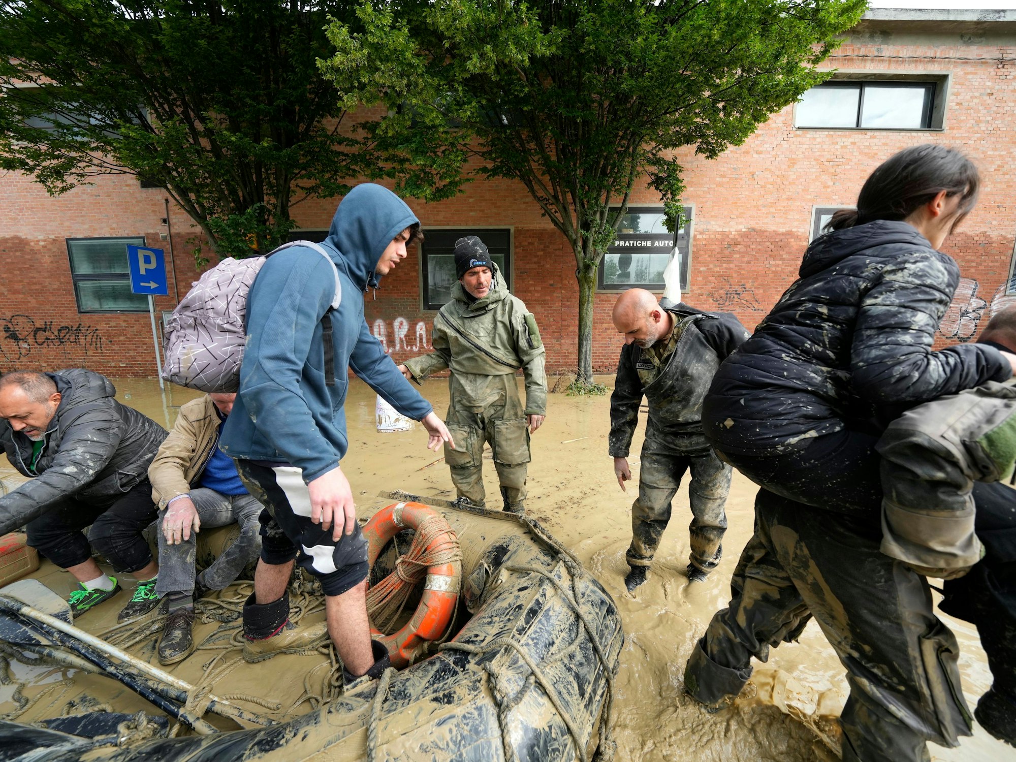 Menschen werden am 18. Mai in Faenza gerettet.