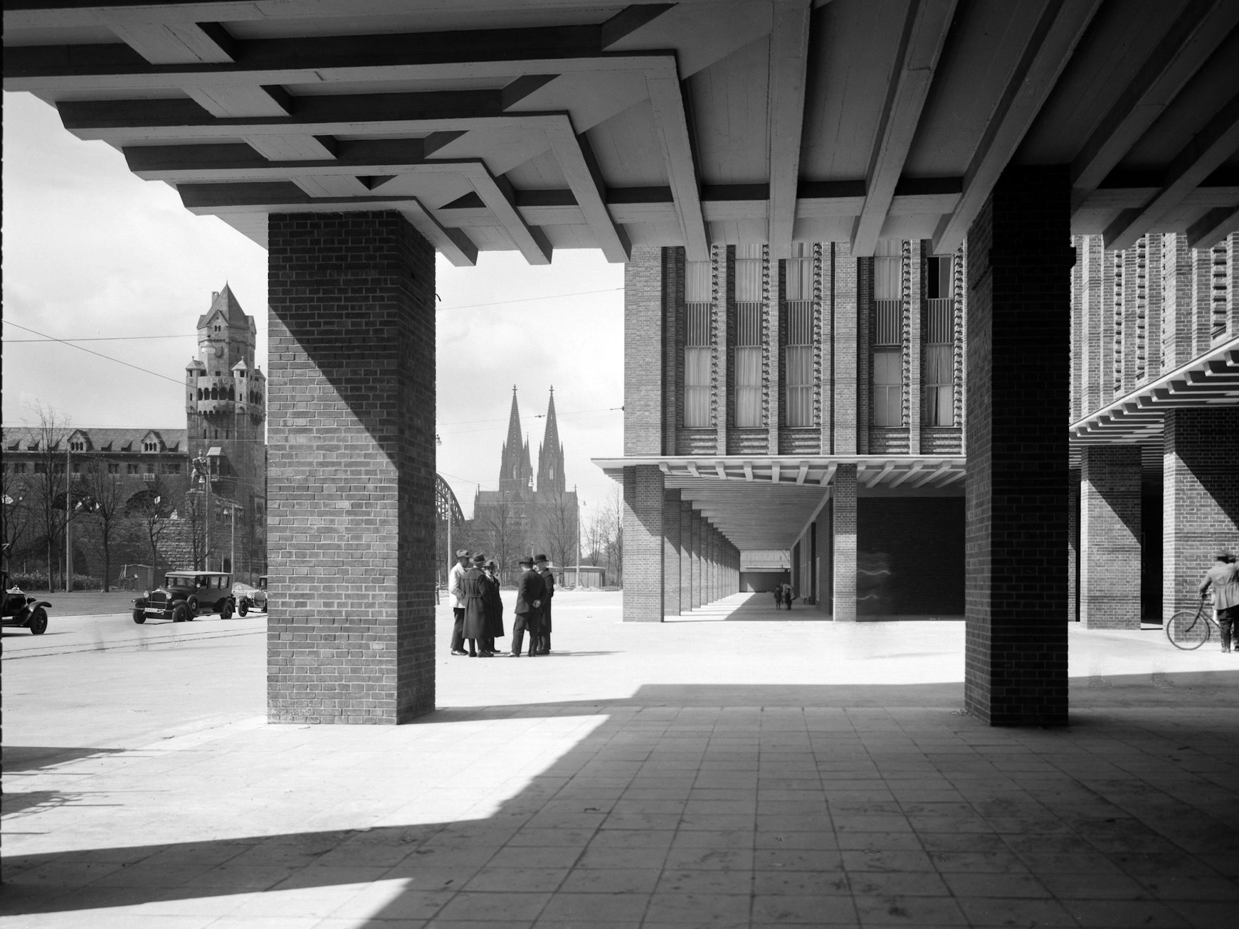 Vom Haupteingang der Kölner Messe ein Blick auf den Dom´im Jahr 1930.