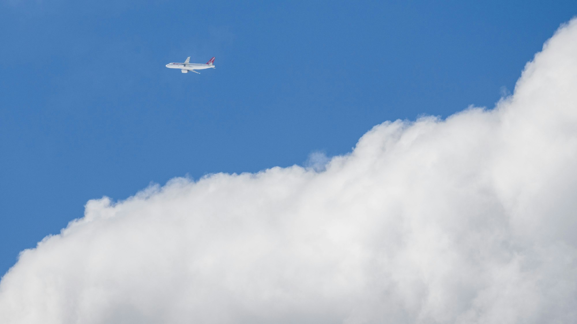 Das Symbolfoto vom 11. Juli 2022 zeigt ein Flugzeug der türkischen Fluggesellschaft Corendon Airlines am Himmel über Dresden.