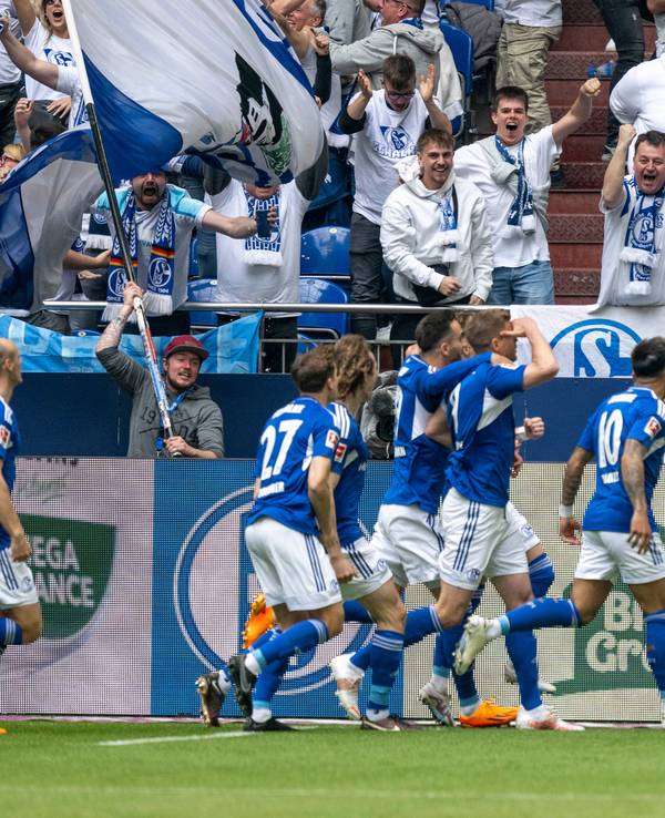 Die Schalker Spieler jubeln nach dem Tor zum 1:0.