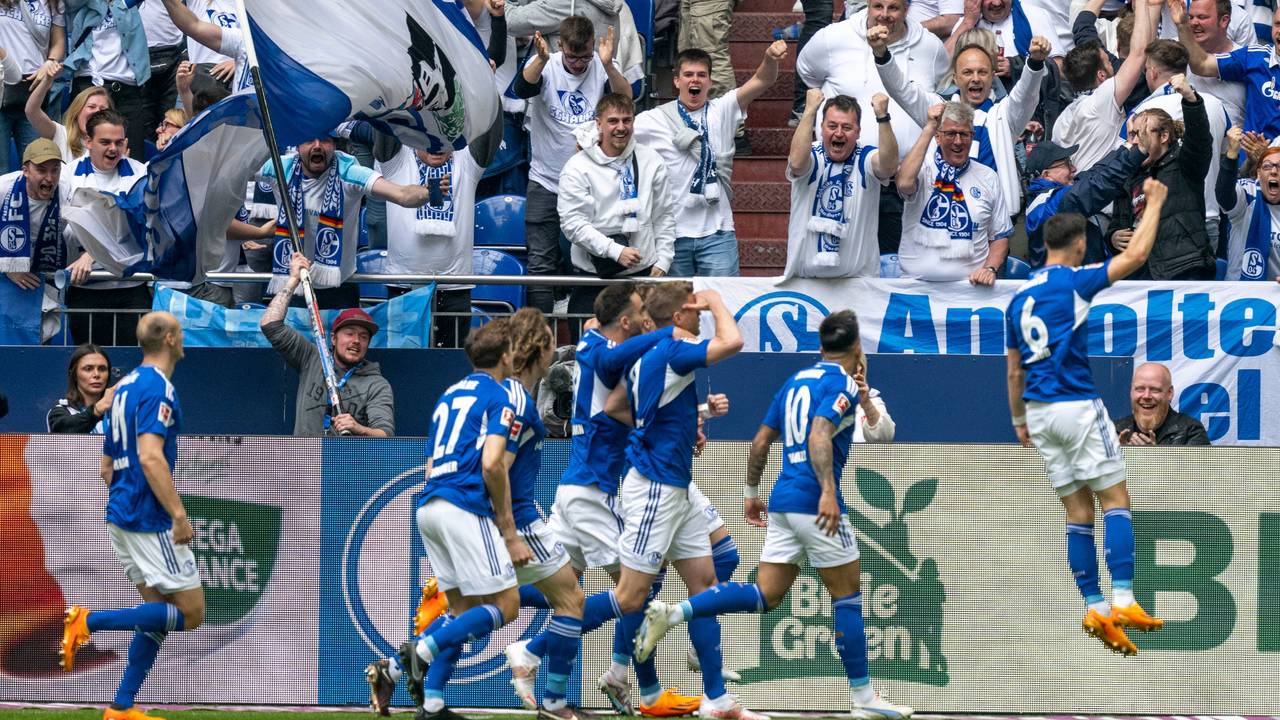 Die Schalker Spieler jubeln nach dem Tor zum 1:0.