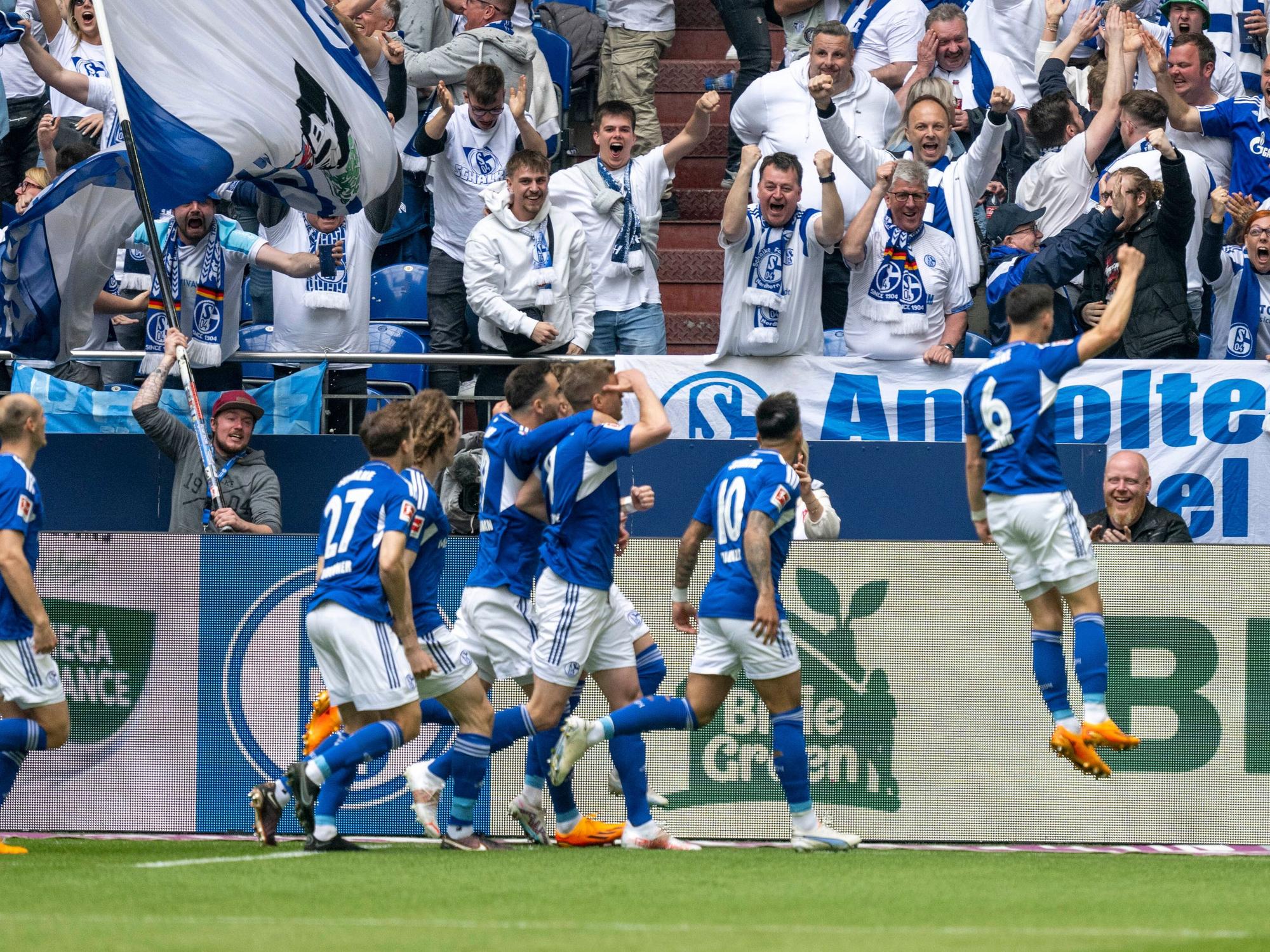 Die Schalker Spieler jubeln nach dem Tor zum 1:0.