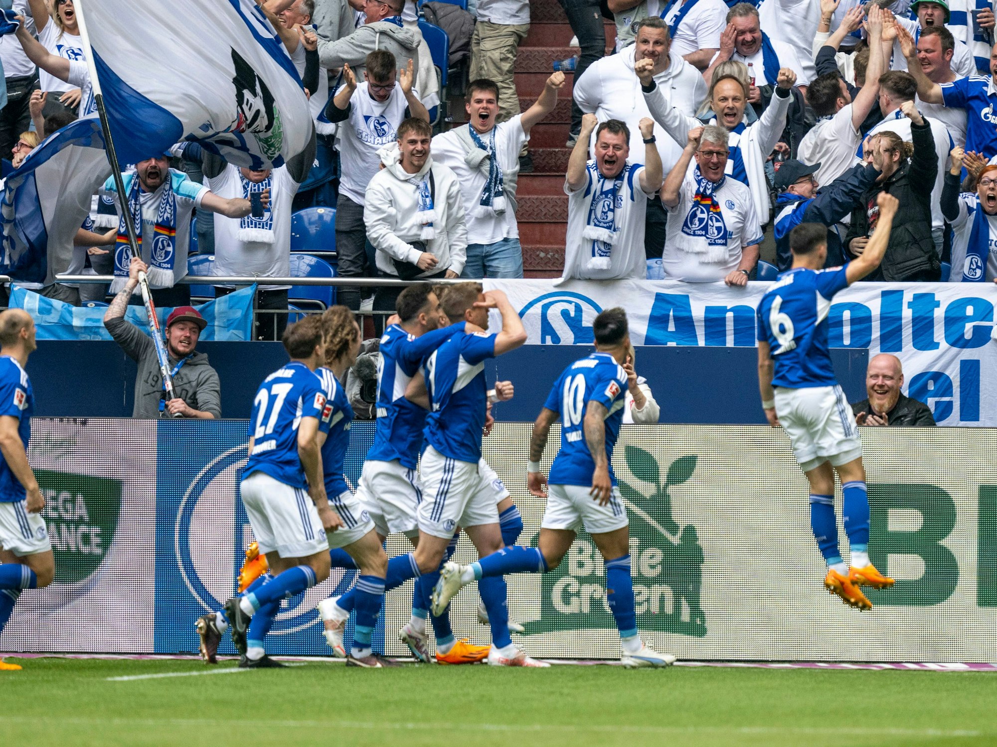 Die Schalker Spieler jubeln nach dem Tor zum 1:0.
