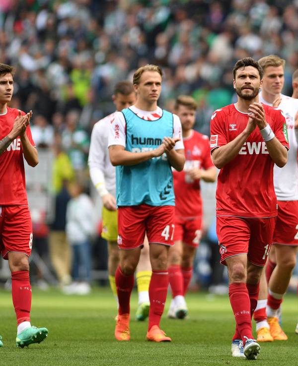 Das Team um FC-Kapitän Jonas Hector bedankte sich nach dem 1:1 gegen Werder Bremen (20. Mai 2023) bei den mitgereisten Fans für die Unterstützung.