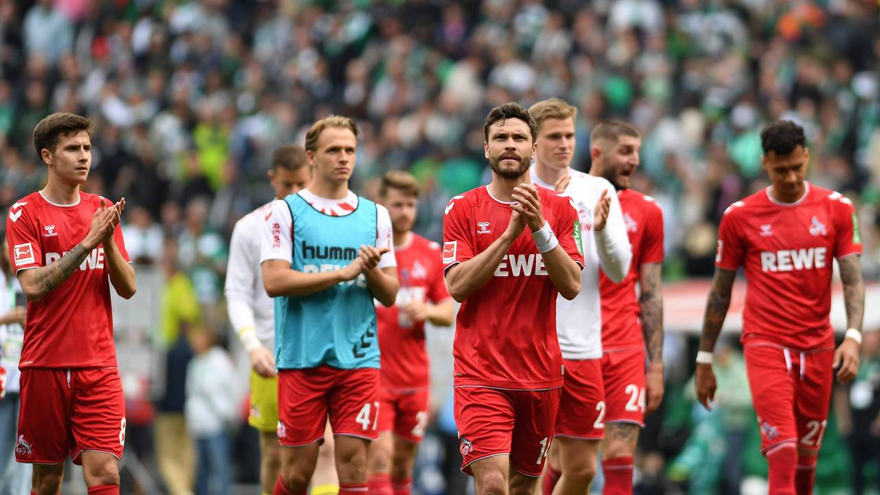 Das Team um FC-Kapitän Jonas Hector bedankte sich nach dem 1:1 gegen Werder Bremen (20. Mai 2023) bei den mitgereisten Fans für die Unterstützung.