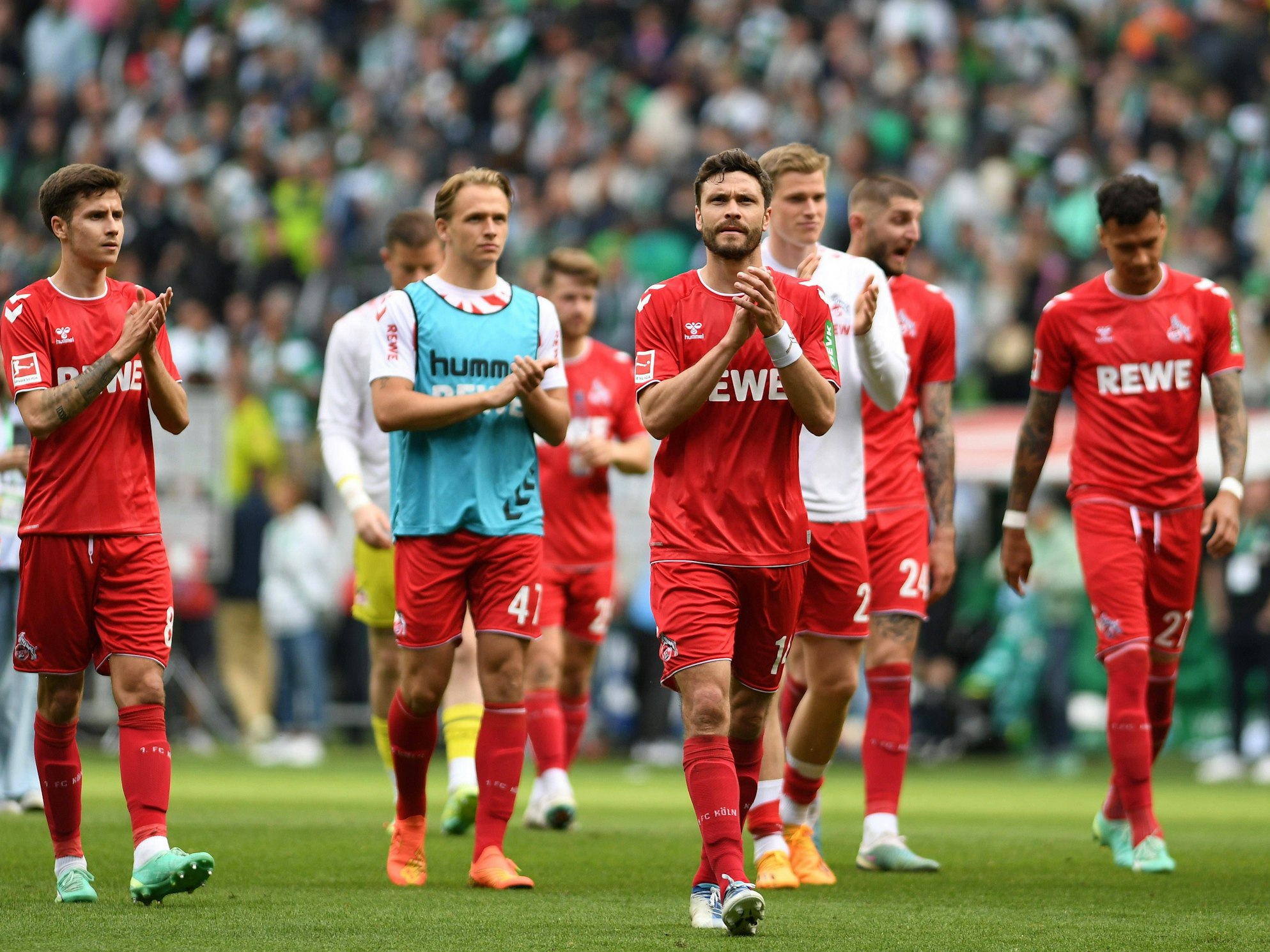 Das Team um FC-Kapitän Jonas Hector bedankte sich nach dem 1:1 gegen Werder Bremen (20. Mai 2023) bei den mitgereisten Fans für die Unterstützung.