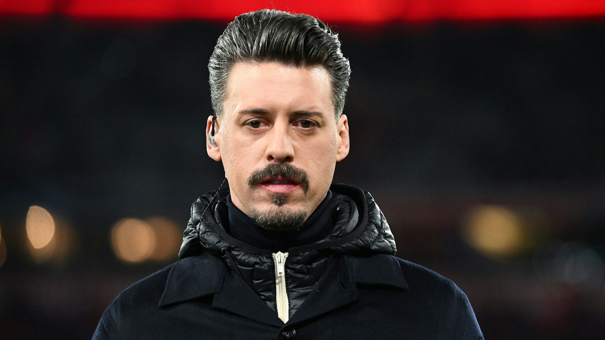 Sandro Wagner als TV-Experte bei einem Spiel.