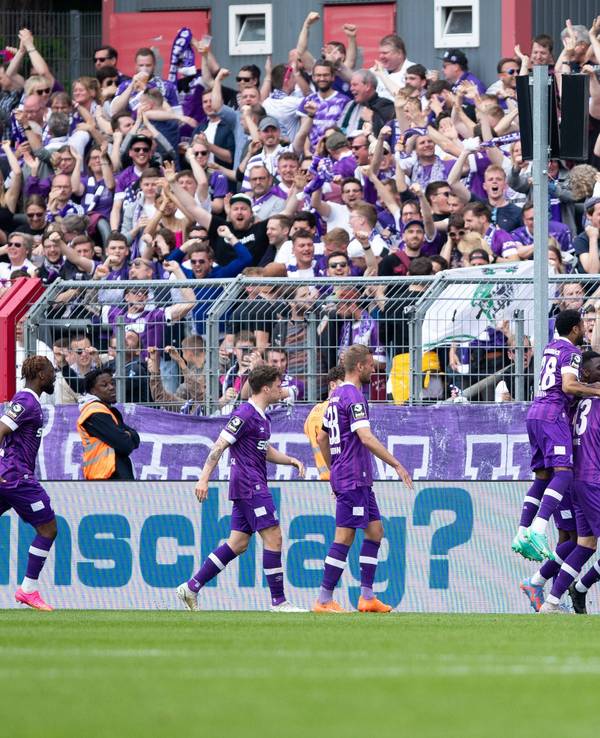 Die Spieler des VfL Osnabrück jubeln.