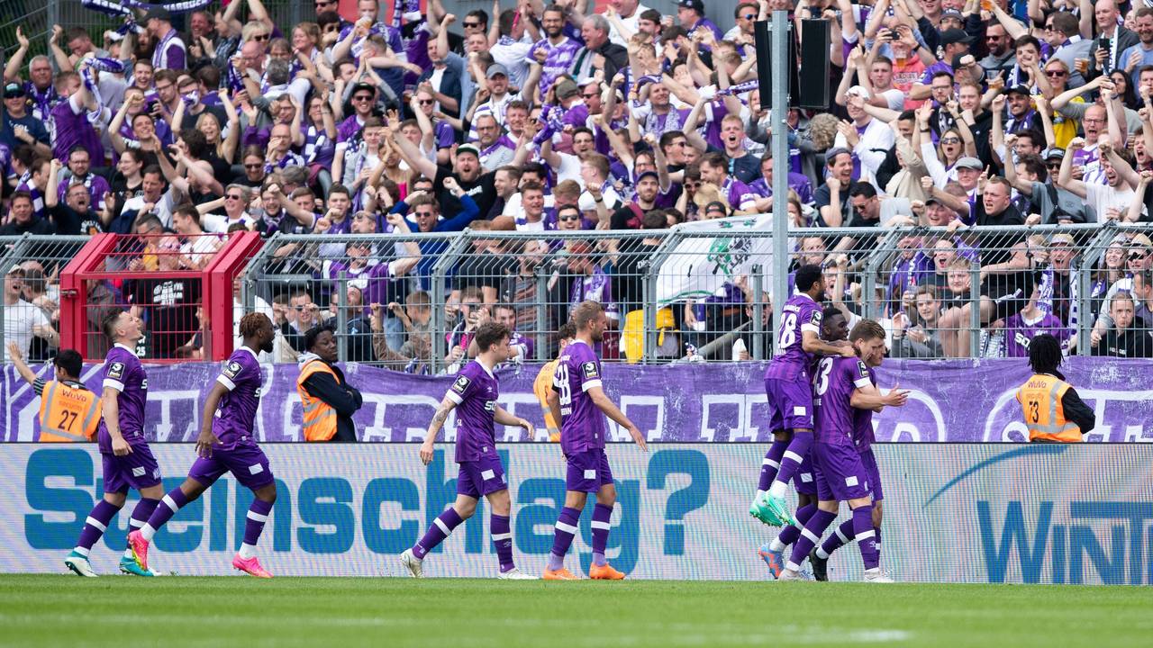 Die Spieler des VfL Osnabrück jubeln.