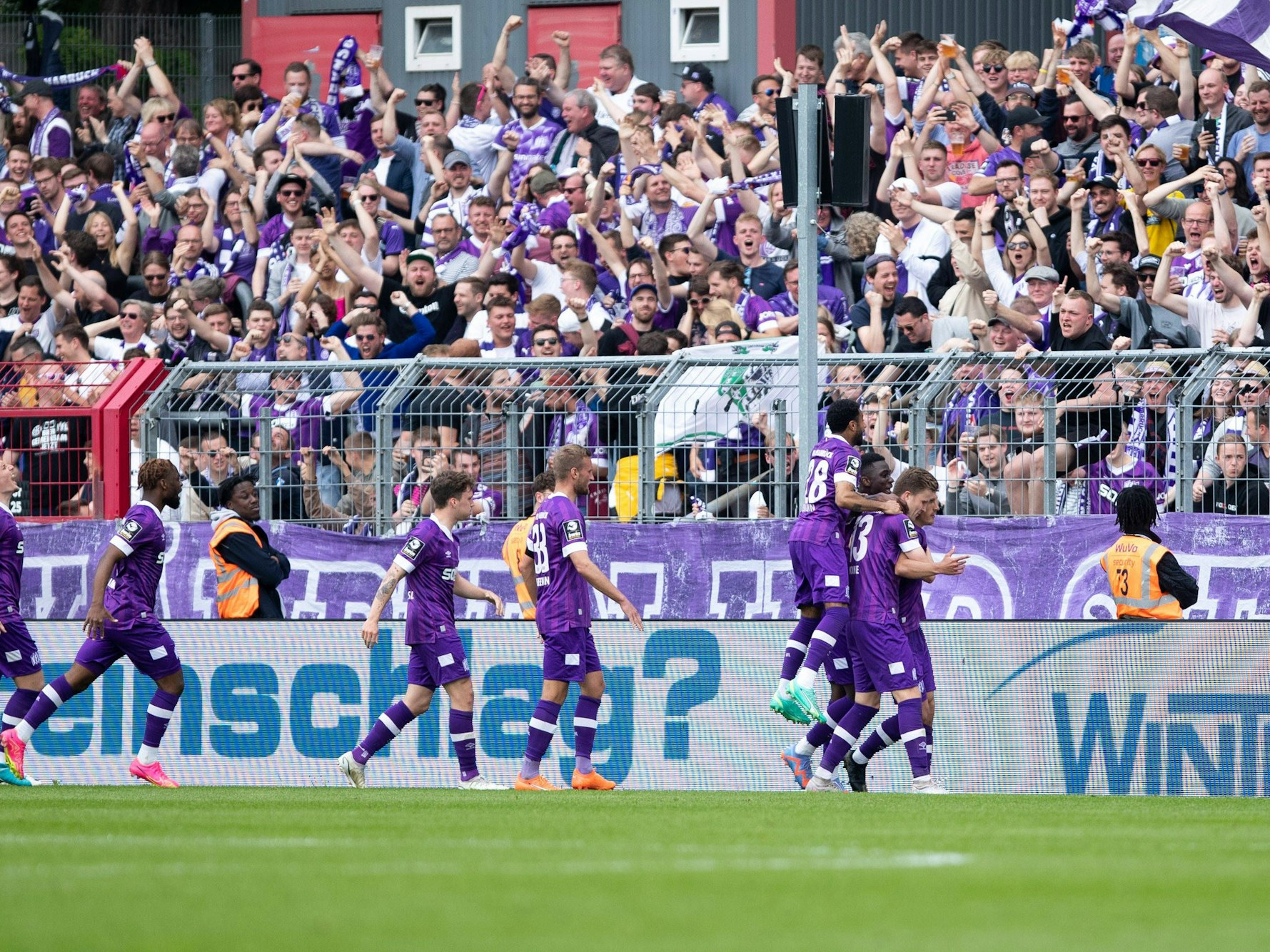 Die Spieler des VfL Osnabrück jubeln.