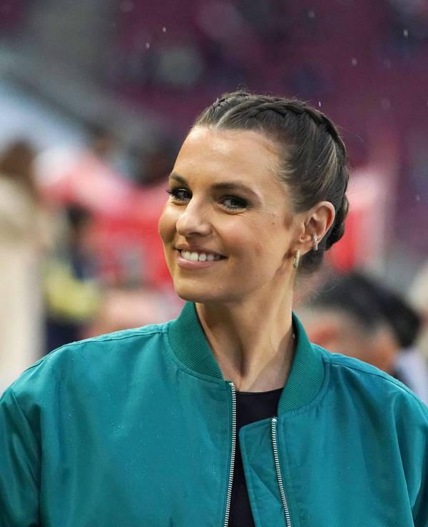 DAZN-Moderatorin Laura Wontorra lächelt in die Kamera.