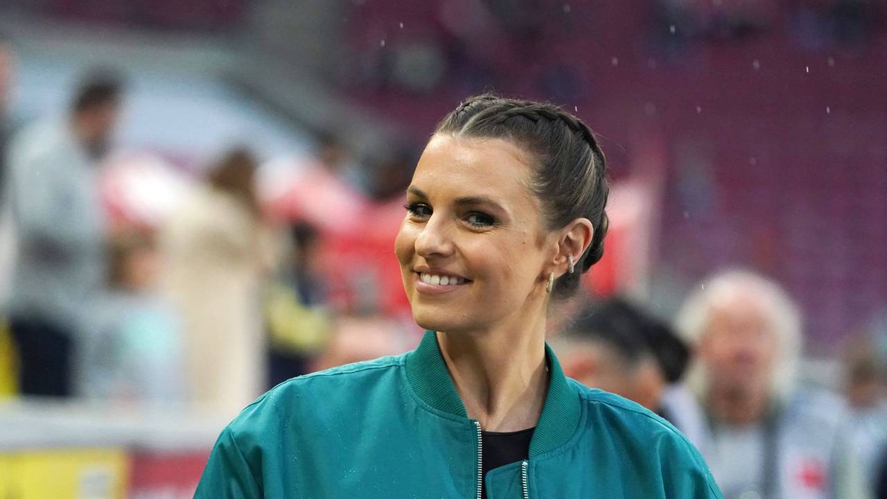 DAZN-Moderatorin Laura Wontorra lächelt in die Kamera.