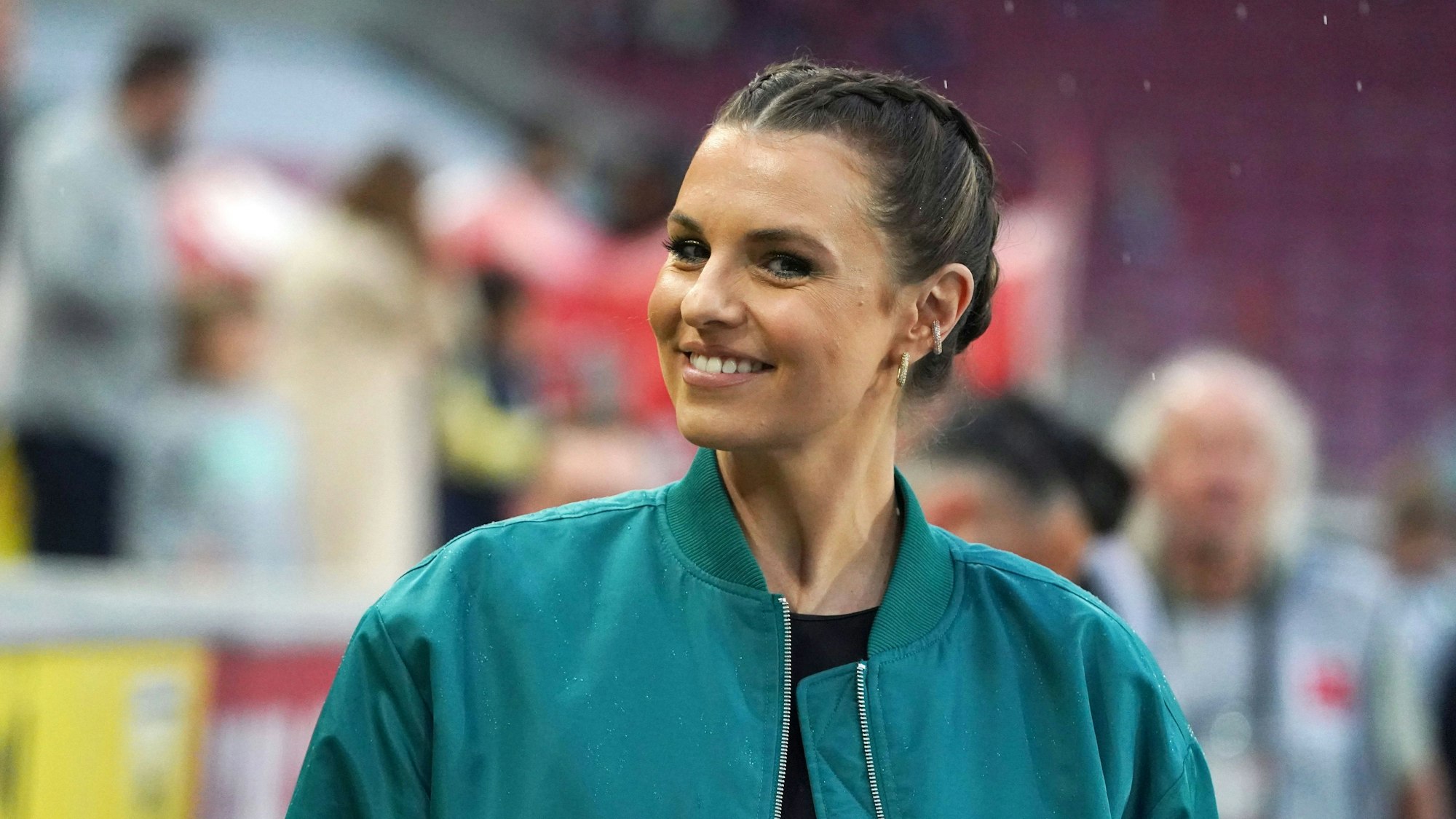 DAZN-Moderatorin Laura Wontorra lächelt in die Kamera.