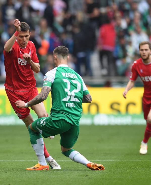 Dejan Ljubicic im Zweikampf mit Marco Friedl.