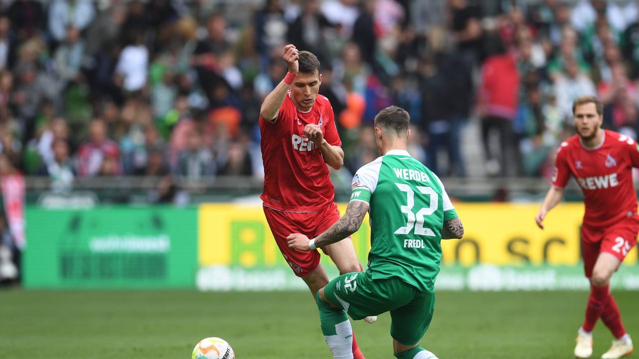Dejan Ljubicic im Zweikampf mit Marco Friedl.