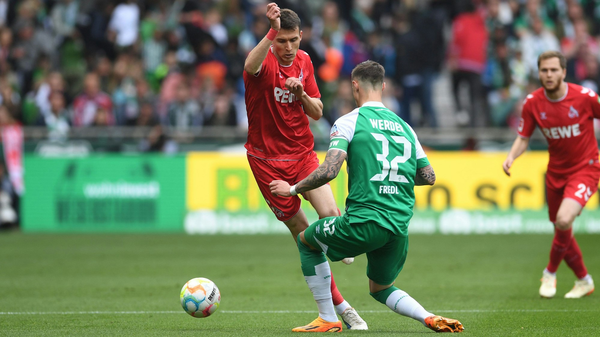 Dejan Ljubicic im Zweikampf mit Marco Friedl.
