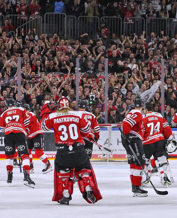 Die Spieler der Kölner Haie fahren über das Eis.