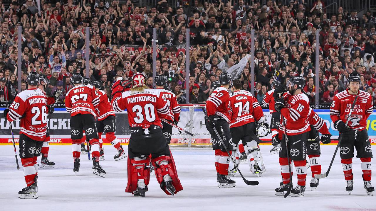 Die Spieler der Kölner Haie fahren über das Eis.