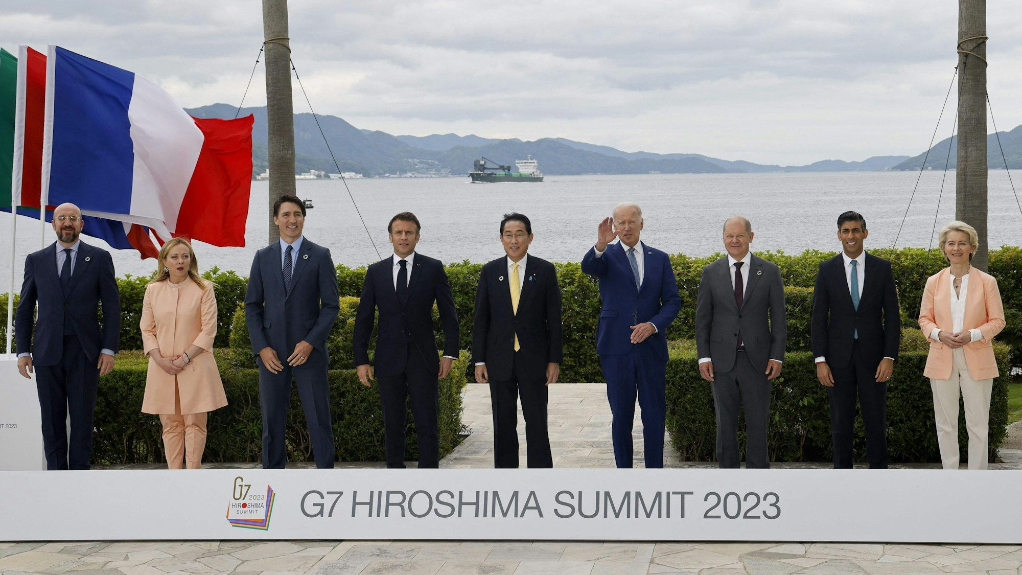 Charles Michel (von links), Präsident des Europäischen Rates, Giorgia Meloni, Premierministerin von Italien, Justin Trudeau, Premierminister von Kanada, Emmanuel Macron, Präsident von Frankreich, Fumio Kishida, Ministerpräsident von Japan, Joe Biden, Präsident der USA, Bundeskanzler Olaf Scholz (SPD), Rishi Sunak, Premierminister von Großbritannien, Ursula von der Leyen, Präsidentin der Europäischen Kommission während des G7-Gipfels im Grand Prince Hotel in Hiroshima im Westen Japans.