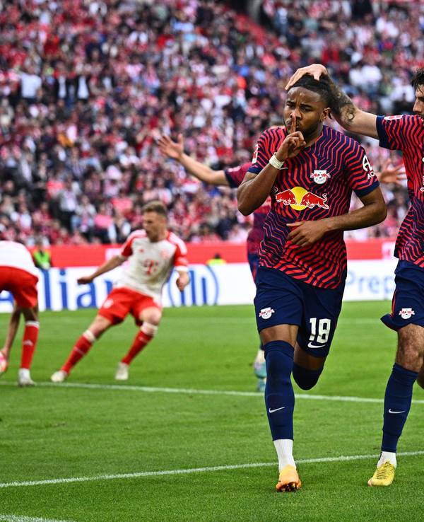 RB Leipzig siegt in der Allianz-Arena: Christopher Nkunku jubelt mit Leipzigs Dominik Szoboszlai