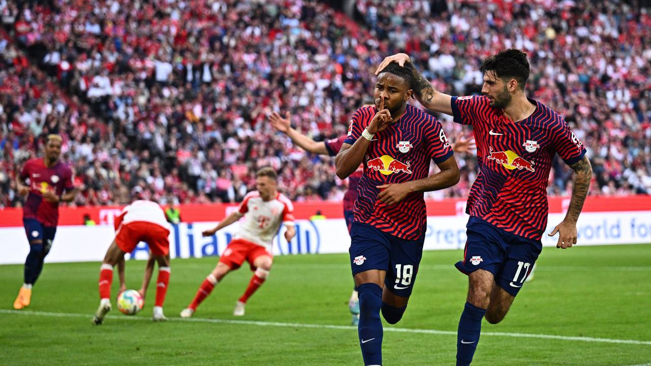 RB Leipzig siegt in der Allianz-Arena: Christopher Nkunku jubelt mit Leipzigs Dominik Szoboszlai