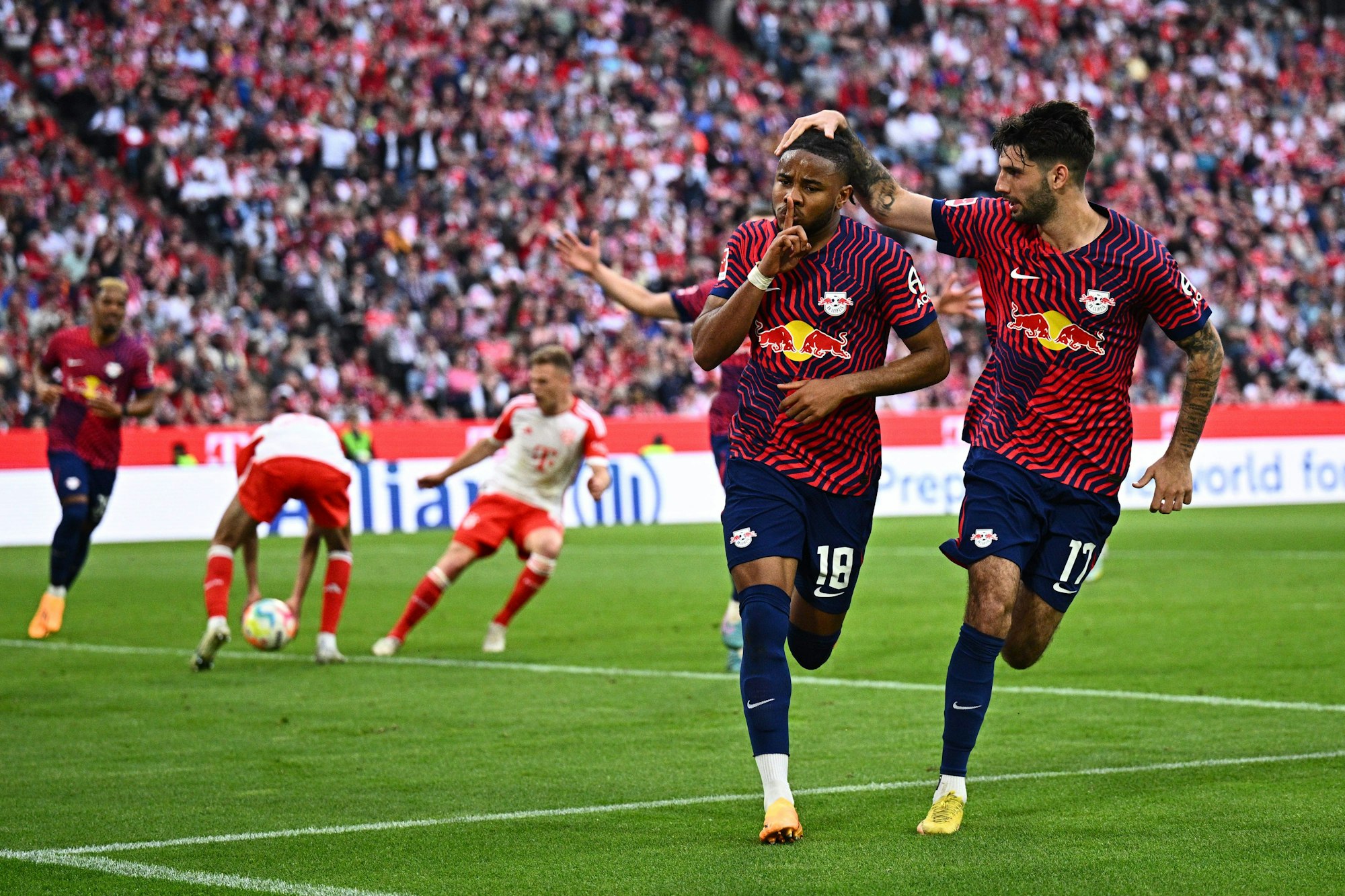 RB Leipzig siegt in der Allianz-Arena: Christopher Nkunku jubelt mit Leipzigs Dominik Szoboszlai