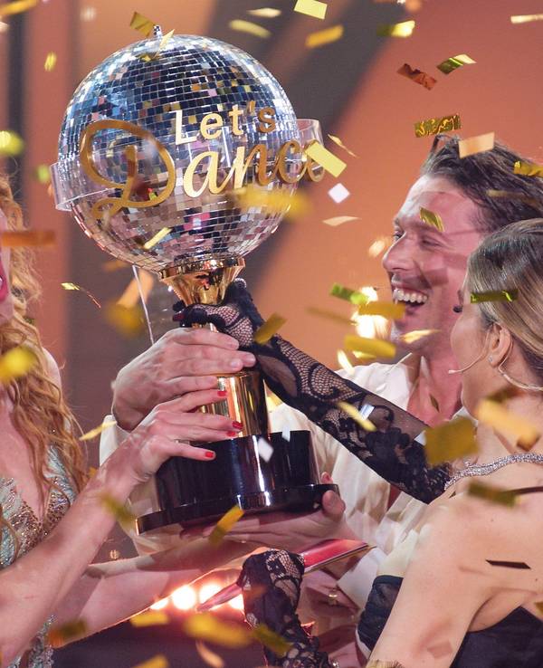 Model Anna Ermakova (l.) und ihr Profi-Tanzpartner Valentin Lusin jubeln neben Victoria Swarovski über ihren Sieg bei „Let's Dance“.