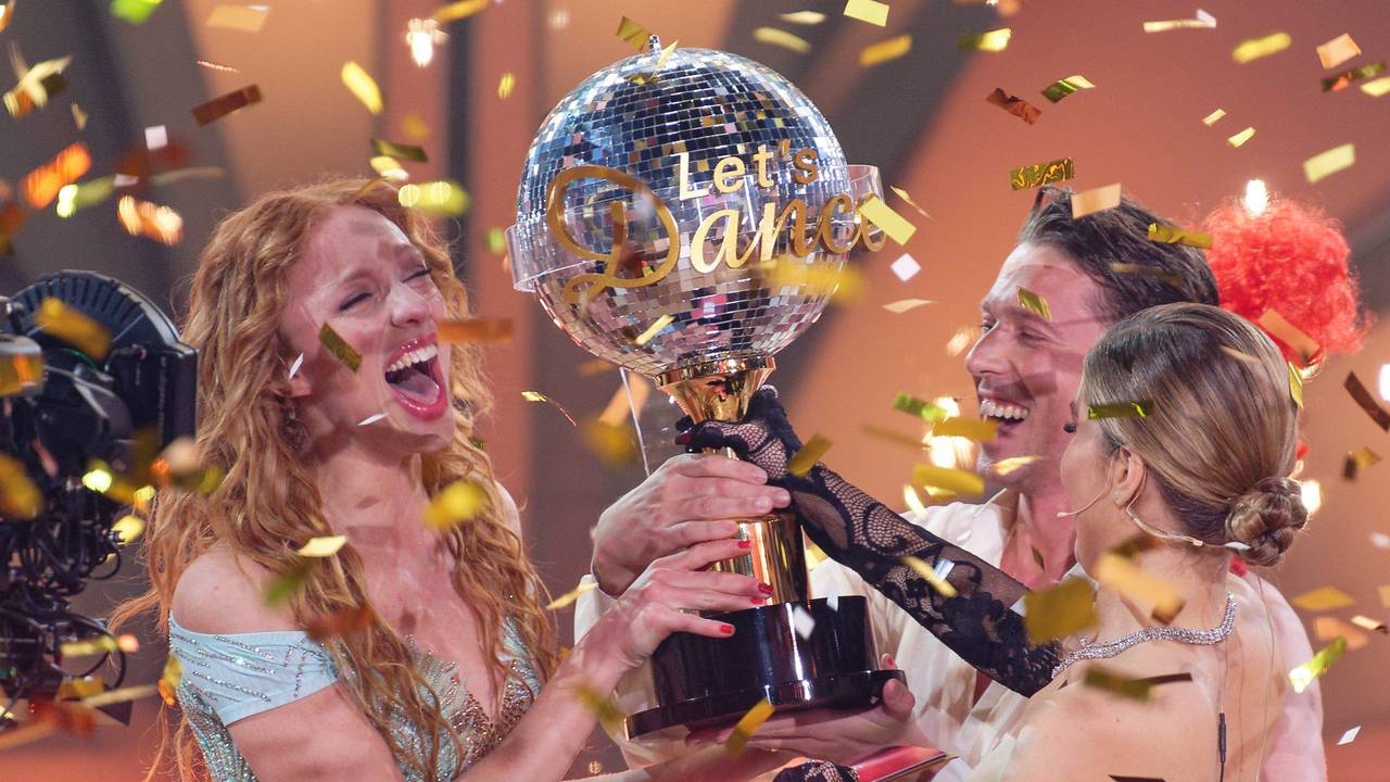 Model Anna Ermakova (l.) und ihr Profi-Tanzpartner Valentin Lusin jubeln neben Victoria Swarovski über ihren Sieg bei „Let's Dance“.