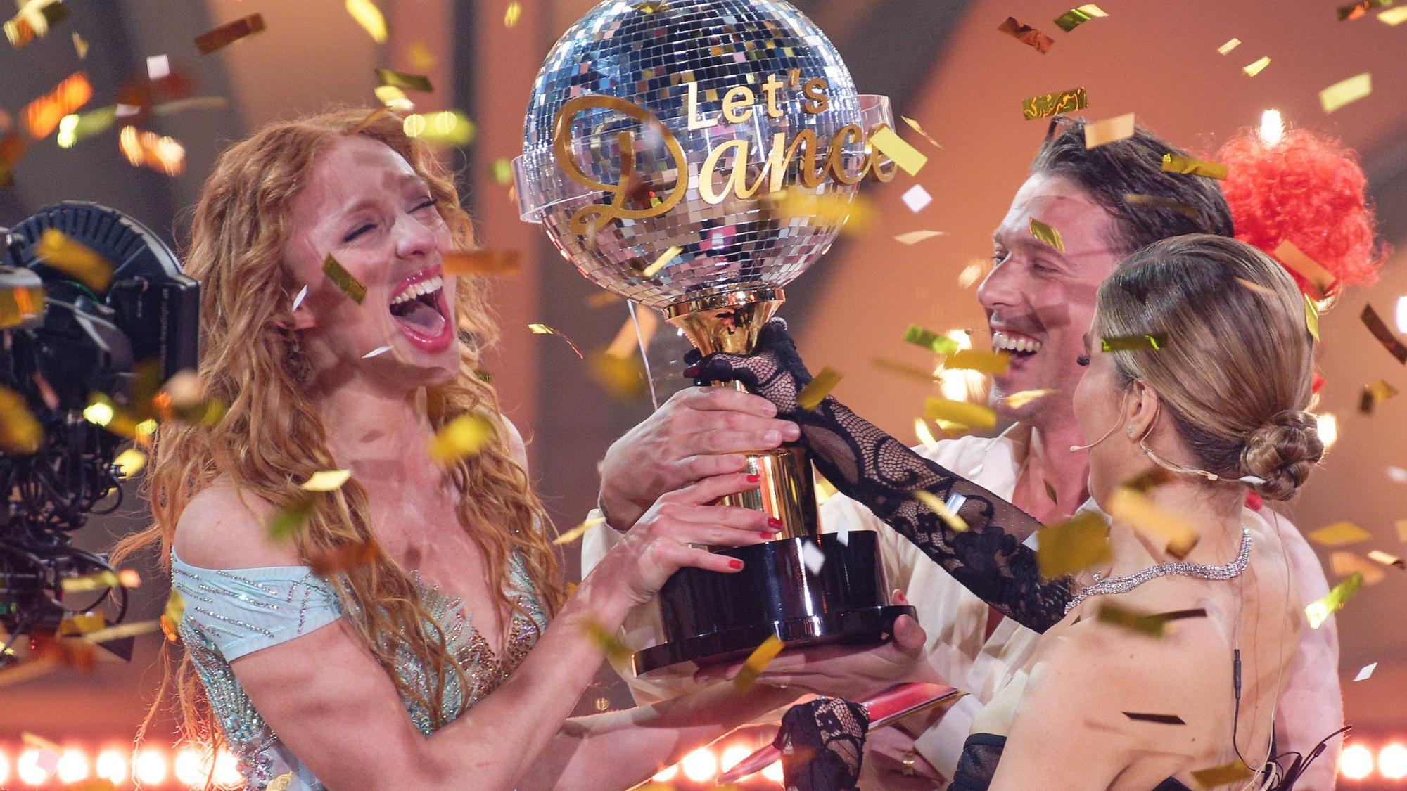Model Anna Ermakova (l.) und ihr Profi-Tanzpartner Valentin Lusin jubeln neben Victoria Swarovski über ihren Sieg bei „Let's Dance“.
