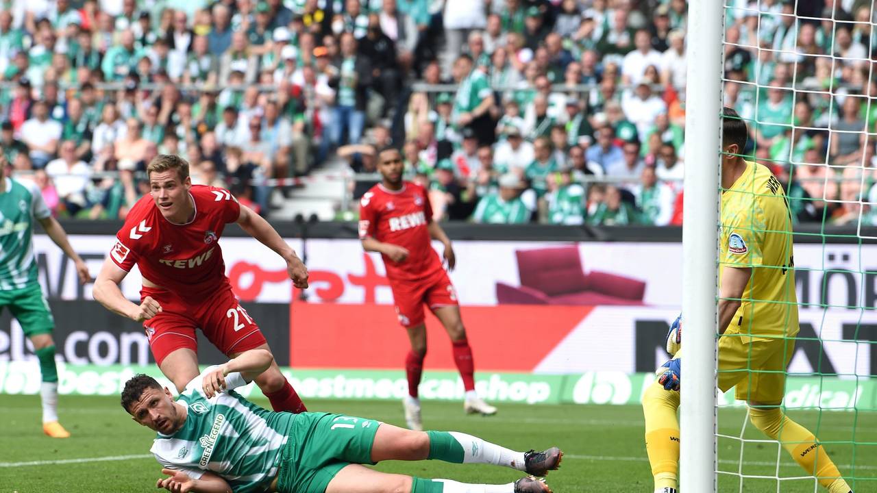 Steffen Tigges schaut nach seinem Tor zur Seitenlinie.