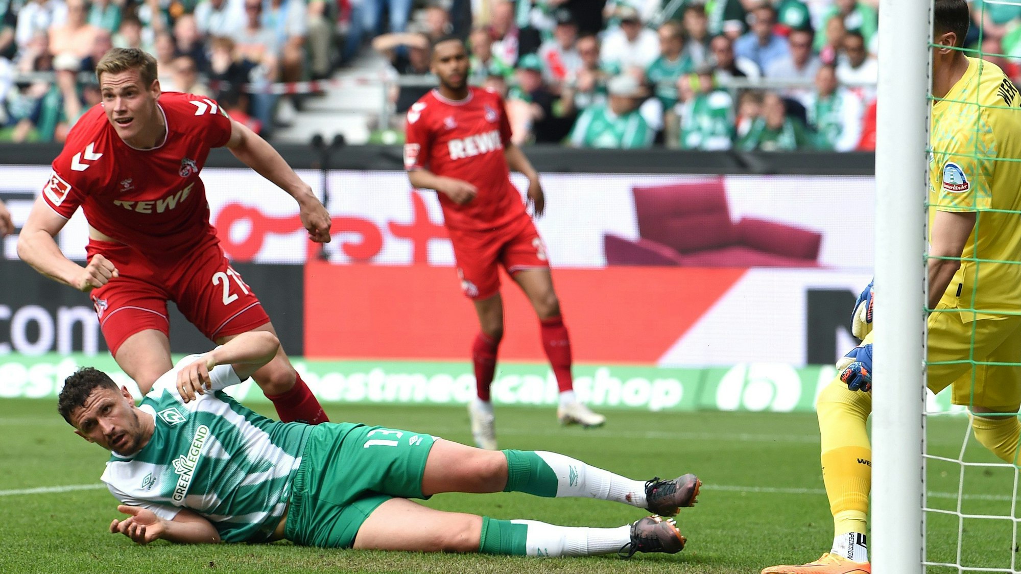 Steffen Tigges schaut nach seinem Tor zur Seitenlinie.