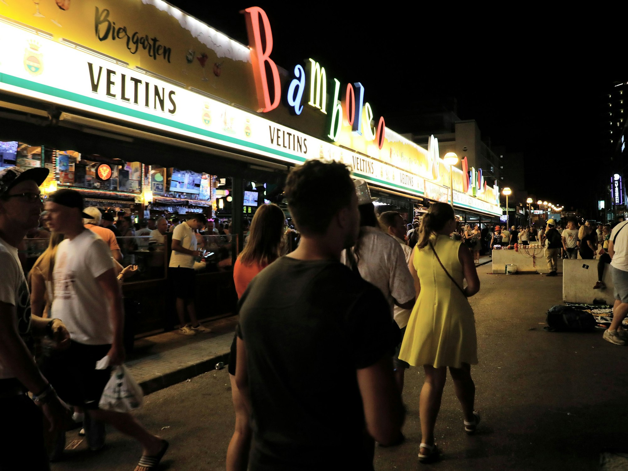 Urlauber und Urlauberinnen in der Schinkenstraße am Strand von Arenal auf Mallorca, hier im Juli 2022.