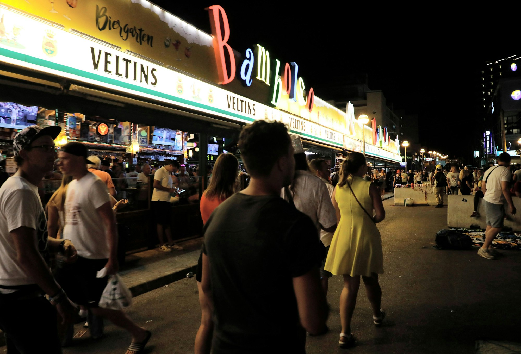 Touris in der Schinkenstraße am Strand von Arenal auf Mallorca.
