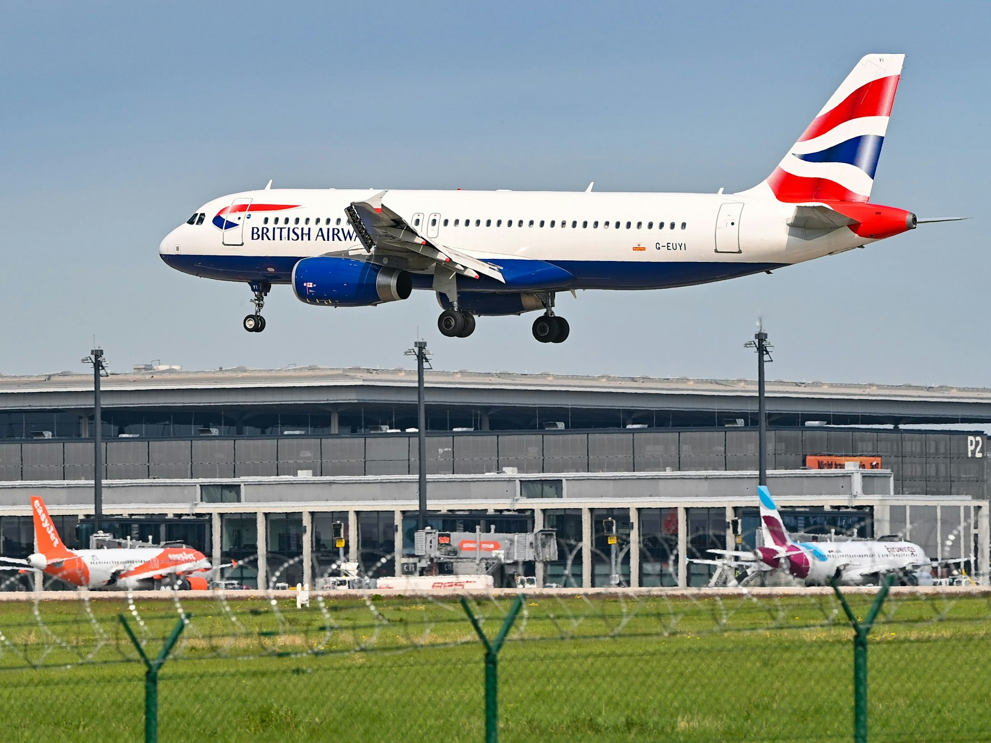 Ein Passagierflugzeug der British Airways ist im Landeanflug auf die Südbahn am Hauptstadtflughafen BER, hier im Mai 2022.