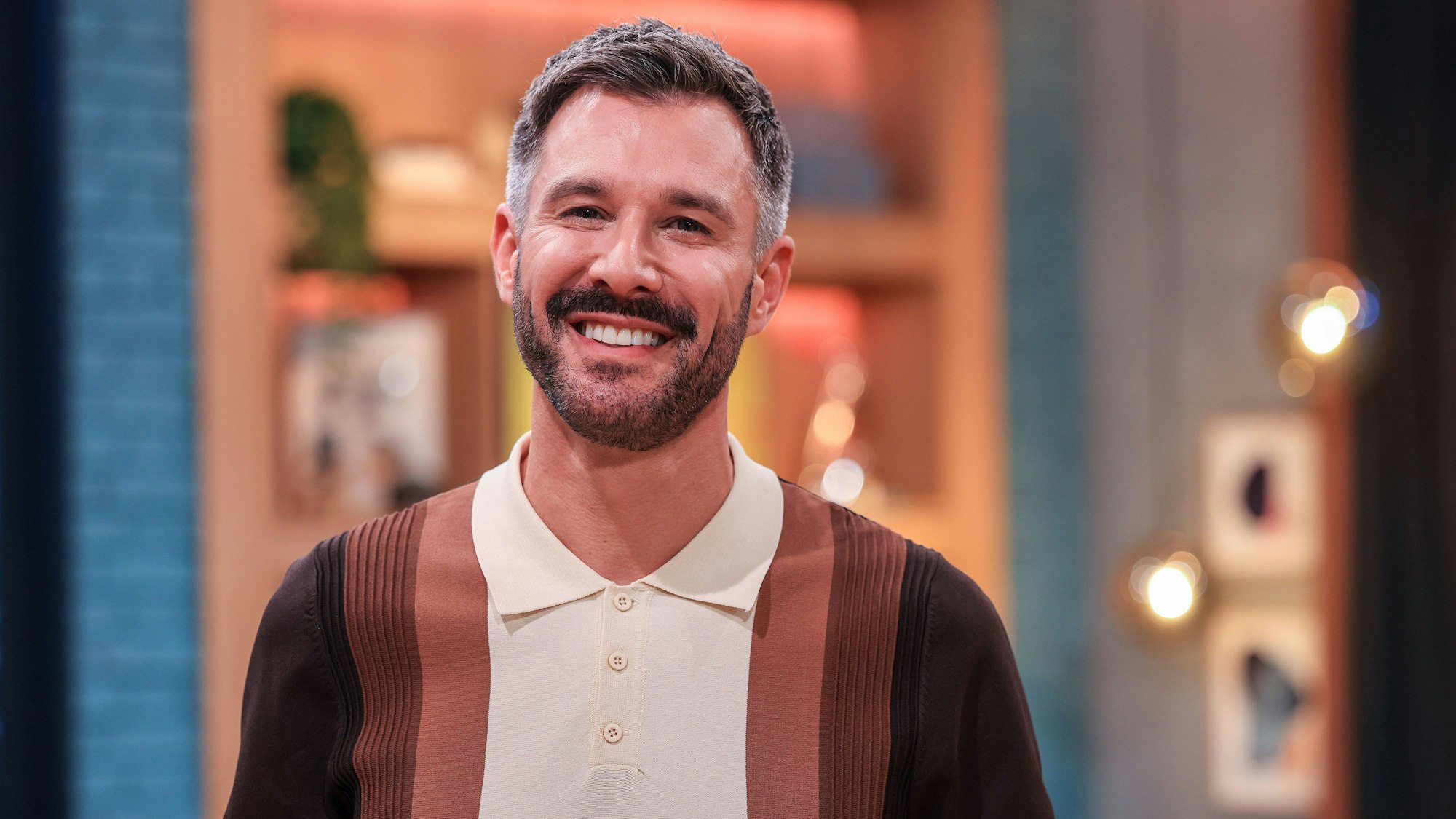 Jochen Schropp lacht.